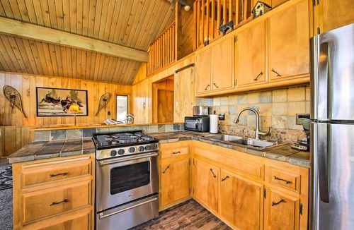 Big Bear Cabin | 5 Mi to Big Bear Mtn Resort: Cozy Cabin w/Deck