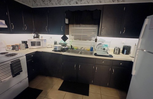 Saint Elmo House | 5 mins from I-10 ,4 bedrooms and very spacious private 2400 sq ft home.