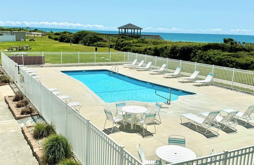 Atlantic Beach Condo | 50 Steps to Private Beach Oceanside Community 1st Floor Pool Kitchen BBQ Grills