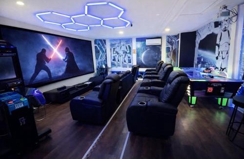 Clear Creek House | 5BR Near Disney - Star Wars Theater, Arcade Games, Poolside Cinema, 3 King Villa