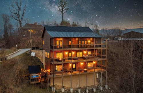Chalet Village North House | 6 bedroom 10 Bed Chalet with Theatre, Gameroom, Community Pool and Tennis Courts