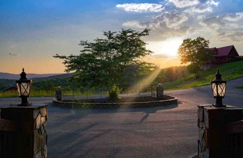 Dobson Cabin | 8 BR Mountaintop Lodge with views - Sleeps 22