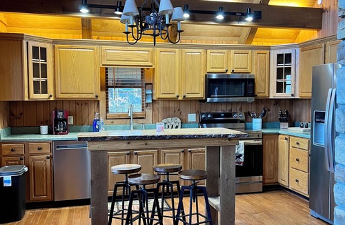 Charter Hills Cabin | Abundant Acres Retreat 5 minutes from first chair on Beech Mountain, sleeps 9