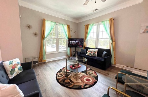 First Ward Condo | Adorable apartment uptown