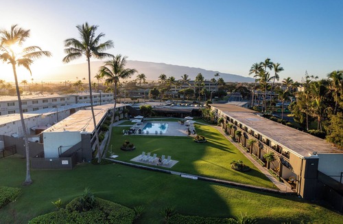Kahului Hotel | Adventure Haven: Beachfront Property, Outdoor Pool, Pets are Welcome | 2 Units