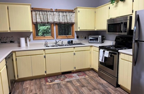 Sunset House | Affordable! Pet friendly! Close to Clemson! Boat slip included!
