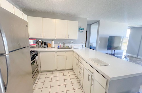 Waikiki Condo | Aloha Living at Waikiki Lanais | Pool + Gym
