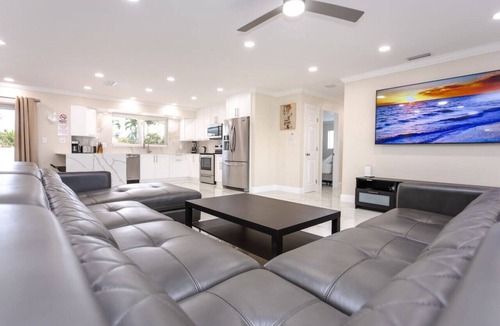 Hollywood Hills House | Amazing 5BR/3BA Villa Heated Pool near Hard Rock