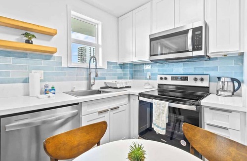 McCully - Moiliili Apartment | Amazing Contemporary Honolulu Loft w/AC & Laundry
