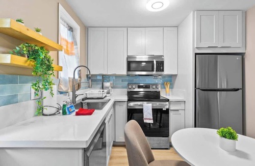 McCully - Moiliili Apartment | Amazing Contemporary Honolulu Loft w/AC & Laundry