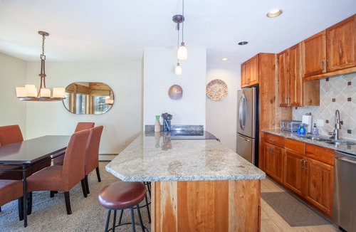 Dillon Condo | Amphitheater View | Hot Tubs & Pool