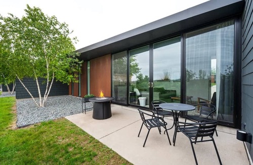 Egg Harbor Apartment | Architect-Designed Flat · King · Egg Harbor