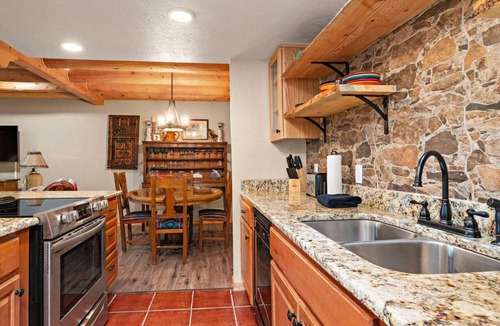 Northeast Santa Fe Condo | Art-Filled Casita, Walk to Plaza, Hottub & Pool