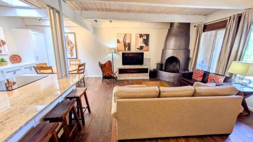Northeast Santa Fe House | Artist Rd Retreat -Walk to Plaza, nestled in the Foothills of the Mountains