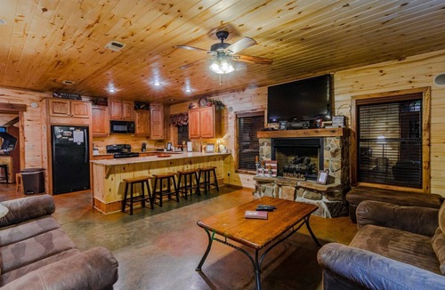 Broken Bow Cabin | At Last, you can enjoy life with all the comforts of your own home on your stres