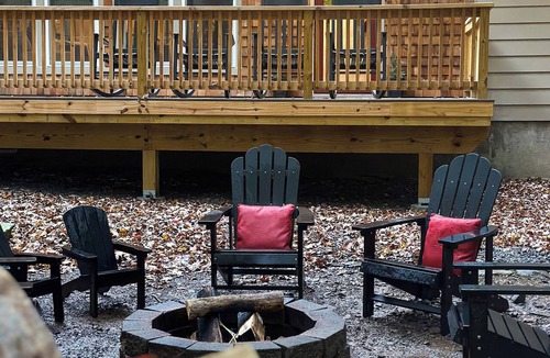 Pocono Lake Cabin | AVAILABLE Labor Day Wknd! Golf Cart, Kayaks & Pools. Game Room. Dogs Welcome!
