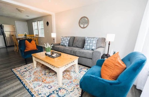 Crestwood South House | Avondale Guest House- Private Balcony/Grill/Family