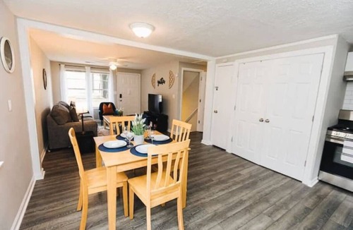 Crestwood South House | Avondale Guest House- Private Balcony/Grill/Family