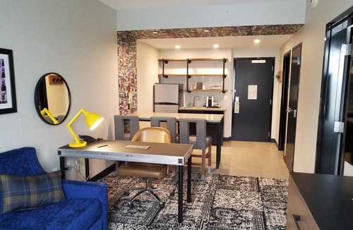 Lititz Hotel | Backstage Vibe Lancaster Charm-ADA Suite w/Roll-in Shower & Hearing Accessible