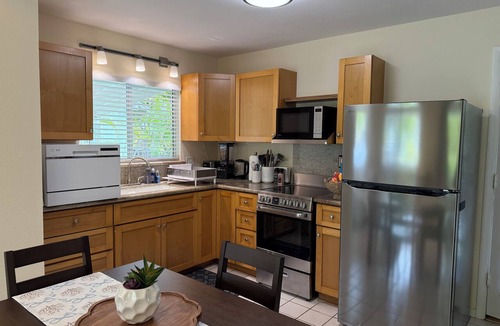 Kailua House | BAREFOOT-BEACH-RETREAT, 2BR, NEWLY FURN. WALK-2-BEACH/BUZZ'S=2 MIN, KAʻOHAO SCH.