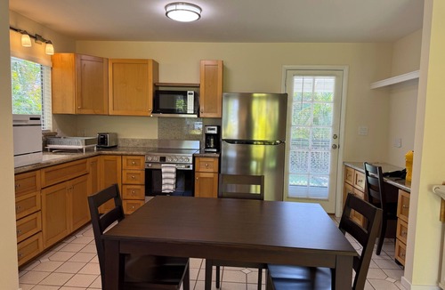 Kailua House | BAREFOOT-BEACH-RETREAT, 2BR, NEWLY FURN. WALK-2-BEACH/BUZZ'S=2 MIN, KAʻOHAO SCH.