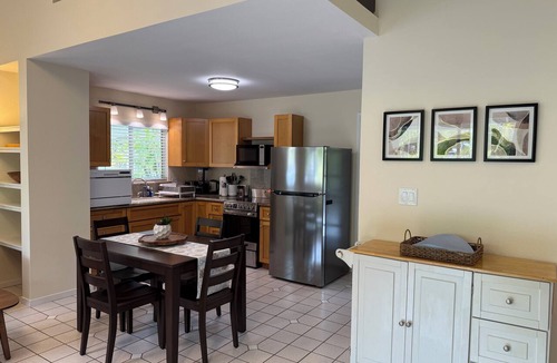 Kailua House | BAREFOOT-BEACH-RETREAT, 2BR, NEWLY FURN. WALK-2-BEACH/BUZZ'S=2 MIN, KAʻOHAO SCH.