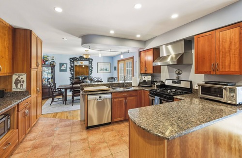 Arnold House | Bayberry Retreat on the Magothy River. Minutes to Downtown Annapolis.