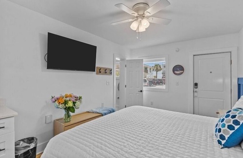 Yaupon Beach Hotel | Beach House OKI - King Room in hotel on Oak Island, North Carolina