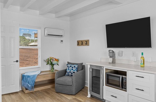 Yaupon Beach Hotel | Beach House OKI - Premium King Room - in hotel on Oak Island, North Carolina
