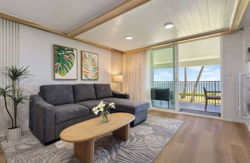 Punaluu Condo | Beachfront Condo with Stunning View