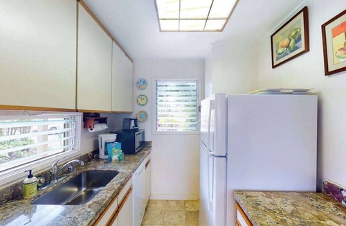 Wailua Condo | Beachfront Kapaa Studio with Lanai, Pool & BBQ to Unwind