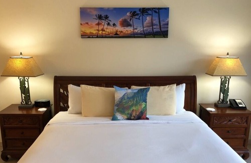 Historic Lahaina Front Street Resort | Beachfront Mountain View Lahaina Shores Studio