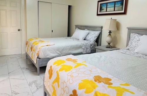 Waikiki Hotel | Beautiful 1-bedroom Wakiki Banyan Hotel, free parking/WiFi, peek of Ocean View.
