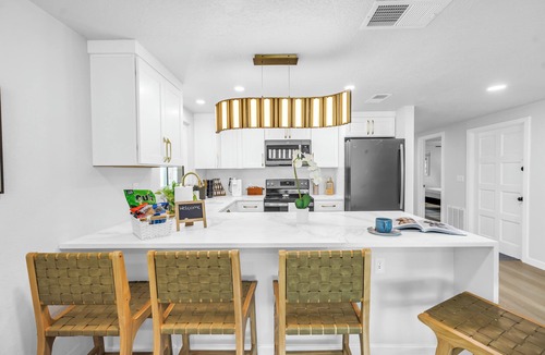 Alta Vista House | Beautiful 3-bedroom house with heated pool and e-bikes near Siesta Key beach