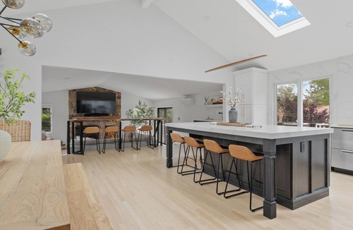 Bonnet Shores House | Beautiful and Spacious Home with WiFi and AC in delightful Narragansett