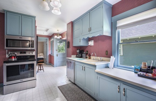 Broadmoor House | Beautiful Cheyenne Cañon Retreat with Hot Tub, Walk To Broadmoor Hotel & Trails.