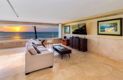 Diamond Head - Kapahulu - St. Louis Condo | Beautiful corner unit on the Gold Coast!
