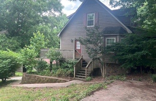 Easley House | Beautiful family friendly 5-bedroom house with AC on wooded lot near Table Rock.