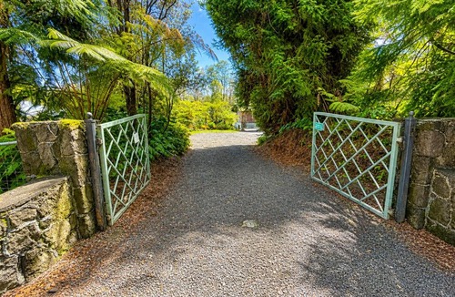 Volcano House | Beautiful Volcano Getaway With Hot Tub Near National Park