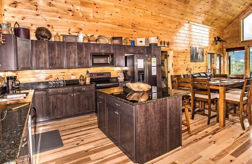 Gatlinburg Cabin | Bella Vista Cabin | Gatlinburg | Mtn Views Hot Tub ♨️ Fire Pit 🔥 Owner Managed