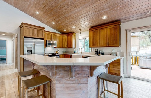 Eagle Mountain Estates Cabin | Big Bear White Skies – Family Cabin with Hot Tub, Game Room & Mountain Views Near Snow Summit