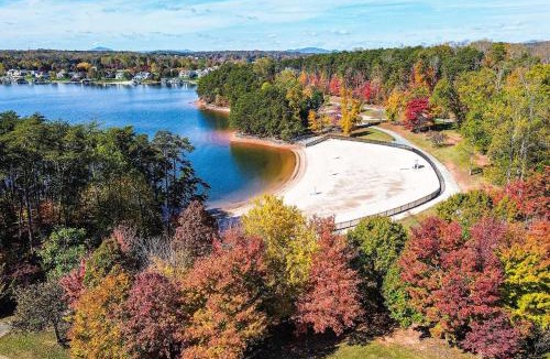 North Shore House | Boat & Relax on Smith Mountain Lake! Bright Condo