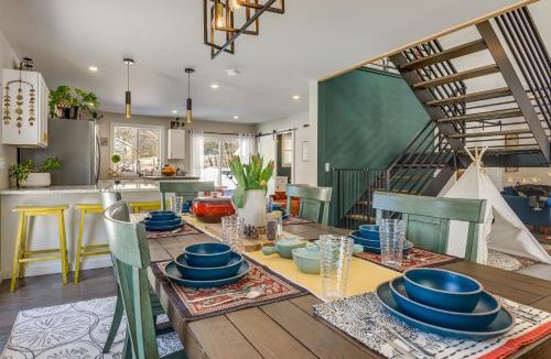 Bradford House | Bradford Group Getaway! Cabin w/Deck & Fire Pit