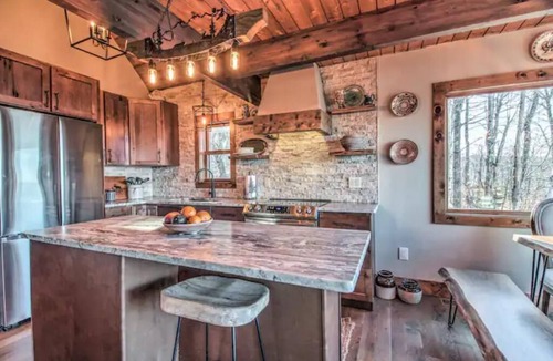 Andover House | Breathtaking Mountain Views and Sunsets, fully renovated, luxury VT retreat,