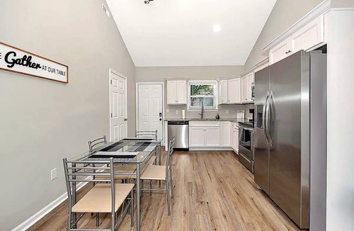 Huntsville House | Bright 2BR/2BA Home. Backyard, Patio, 500 Mbps. Near VBC, Arsenal & Space Center