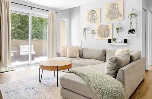 Winding Trail House | Bright & Modern - King Suite - Creekside Trail