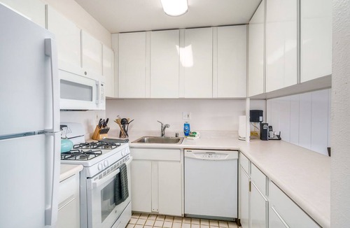 Kihei Condo | Budget Friendly - Kihei Akahi C-608, Ocean Views, Short Walk to Kamaole Beach II