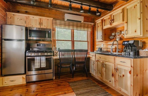 Bethel Cabin | Cabin in the Woods 1b 1b sleeps 2 fireplace