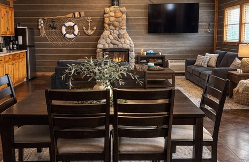 Cleora Cabin | Captains Cottage w/cozy wood burning fireplace