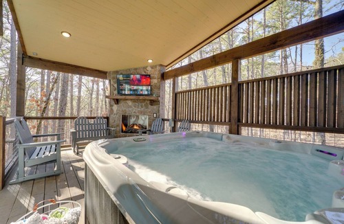 Broken Bow Cottage | Carson Creek Cabin w/Hot Tub & Game Loft!